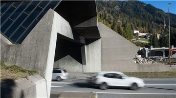 Ein Auto verlässt das Südportal des Gotthard-Straßentunnels - aktuell ist dieser gesperrt.