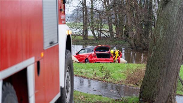 Ein Auto versinkt in Wienhausen im Kreis Celle im Wasser. Die Fahrerin konnte durch das Aufschneiden des Daches gerettet werden.