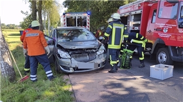 Ein Autofahrer fuhr am Montag auf der K102 auf eine von einem Trecker gezogene Walze auf.