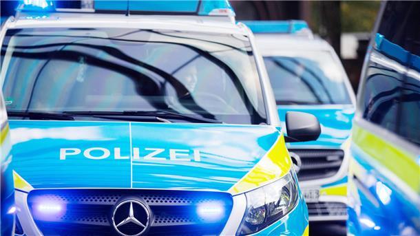 Autofahrer kollidiert mit einem Stein und verletzt sich leicht Polizeiautos