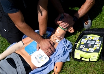 Ein Trainingsgerät von einem Automatisierten Externen Defibrillator (AED)