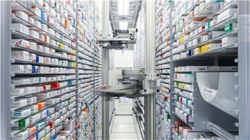 Ein automatisiertes Medikamentenlager in einer Apotheke.: Die Hersteller beklagen steigende Kosten bei zugleich strenger Preisregulierung in Deutschland.