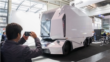 Ein autonom fahrender Elektro-LKW steht auf der Internationalen Automobil-Ausstellung IAA Transportation am Stand von Einride.