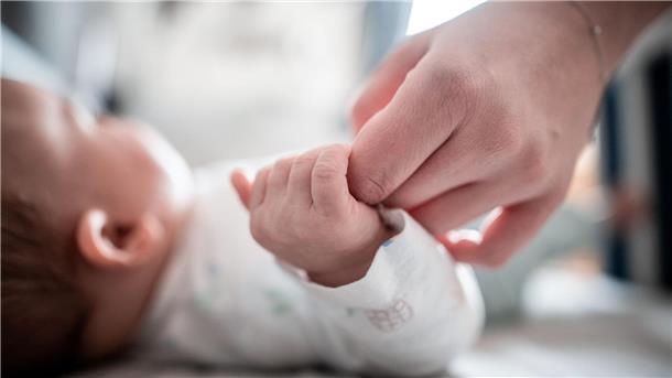 Italien: So wenig Geburten wie noch nie Ein Baby klammert sich an den Finger seiner Mutter. In Italien kommen immer weniger Babys zur Welt.
