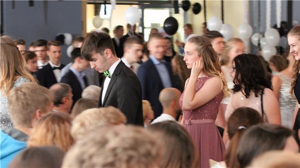 Ein Bad in der Menge, so wie auf diesem Foto aus dem Jahr 2019 vom Abschlussjahrgang der KGS Tarmstedt, wird es nicht geben. Trotzdem wollen die Schulen in der Region den jungen Menschen einen runden Abschluss bieten und gehen auch neue Wege.