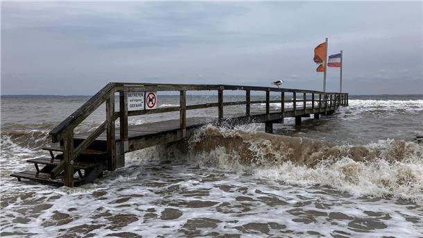 Norden bereitet sich auf schwere Ostsee-Sturmflut vor Ein Badesteg in Niendorf wird von Wellen umspült. An der schleswig-holsteinischen Ostseeküste wird eine schwere Sturmflut erwartet.