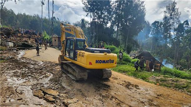Ein Bagger ist im abgelegenen Hochland Papua-Neuguineas im Einsatz.