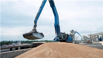 Ein Bagger verlädt in einem Getreidehafen im Süden der Ukraine Getreide in ein Frachtschiff (Archivbild).
