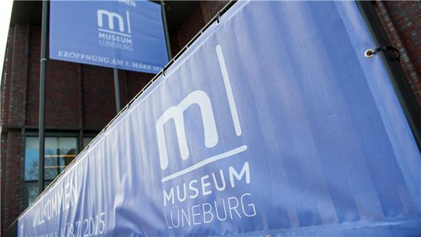 Ein Banner hängt am Eingang des Museum Lüneburg (Niedersachsen).