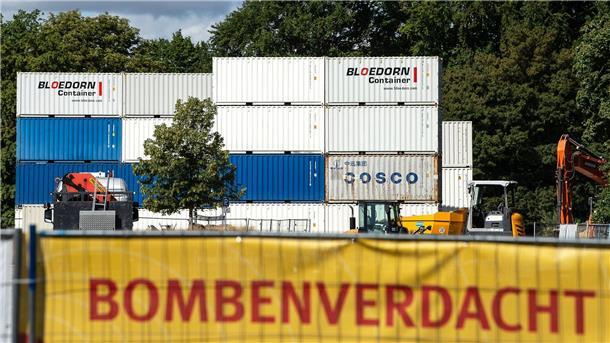 Göttingen setzt auf neues Verfahren zur Blindgänger-Suche Ein Banner mit der Aufschrift „Bombenverdacht in der Weststadt“ ist an einem Zaun befestigt.