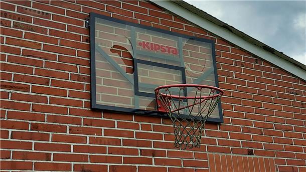 Ein Basketballkorp an der Rückseite des Vereinsheim würde mit Steinen beschädigt.