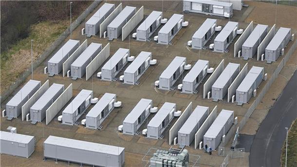 Energiefirmen planen Mega-Batteriepark Ein Batteriepark in der Lausitz. Ein im nordrhein-westfälischen Waltrop geplanter Batteriepark soll bis 2028 ebenfalls in Containerbauweise errichtet werden. (Symbolbild)