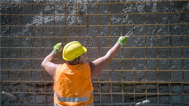Ein Bauarbeiter in der Sonne: Bei der Arbeit im Freien führt UV-Strahlung laut einer UN-Studie weltweit zu etwa 19.000 Todesfällen durch hellen Hautkrebs pro Jahr.