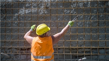Ein Bauarbeiter in der Sonne: Bei der Arbeit im Freien führt UV-Strahlung laut einer UN-Studie weltweit zu etwa 19.000 Todesfällen durch hellen Hautkrebs pro Jahr.