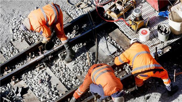 Pro Bahn: Vertagung der Neubaustrecke ein „Desaster“ Ein Bautrupp der Bahn repariert auf einer Strecke das Gleisbett.