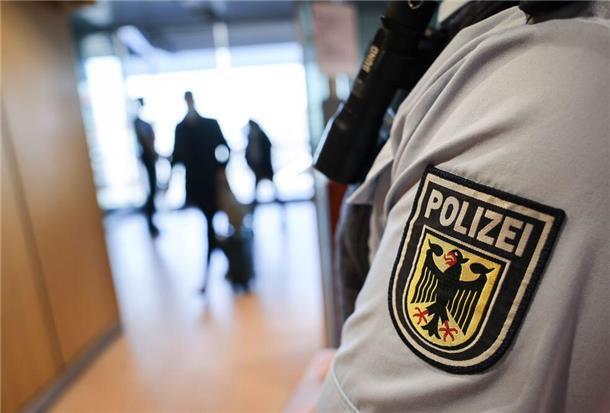 Ein Beamter der Bundespolizei kontrolliert Reisende am Flughafen. Wenn jemand keinen gültigen Pass hat und in Deutschland Asyl beantragen will, durchläuft er das sogenannte Flughafenverfahren.