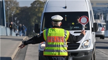 Ein Beamter der Bundespolizei stoppt einen Fahrer eines Kleintransporters bei der Einreise nach Deutschland am deutsch-polnischen Grenzübergang Stadtbrücke in Frankfurt (Oder). (Archiv)
