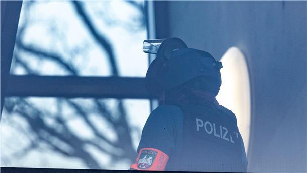Acht Verletzte bei Angriff an Schule: Haftbefehl erlassen Ein Beamter eines Spezialeinsatzkommandos in der Schule in Wuppertal.