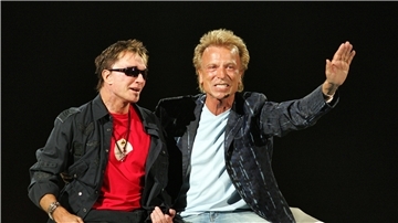 Ein Begeisterungssturm geht am 23.04.2005 beim Weltcup-Finale der Dressurreiter in Las Vegas durch die Arena, als das Magier-Duo Siegfried & Roy (r) im offenen, weißen Rolls Royce eine Runde auf dem Parcours drehte. Es war ihr erster öffentlicher Auftritt seit dem 3. Oktober 2003, als Roy während einer Show von einem weißen Tiger lebensgefährlich verletzt worden war.