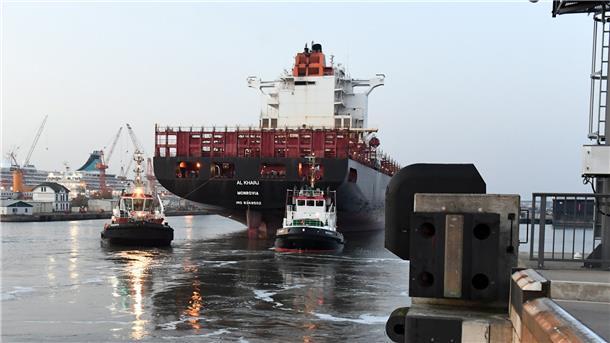 Ein Beispiel für eine gelungene Investition im Hafen: Per Dockschleusung wird die „Al Kharj“ in den Kaiserhafen gebracht, wo sie an der sanierten Westkaje für Reparaturen festmacht.
