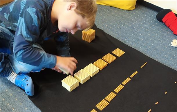 Ein Beispiel von vielen: Die Einführung des Dezimalsystems erlernen Kinder mit Unterrichtsmaterialien, die sie im wahrsten Sinne "begreifen" können.
