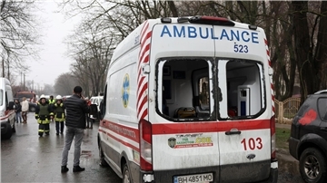 Ein beschädigter Krankenwagen mit zerbrochenen Scheiben nach einem russischen Angriff in Odessa.