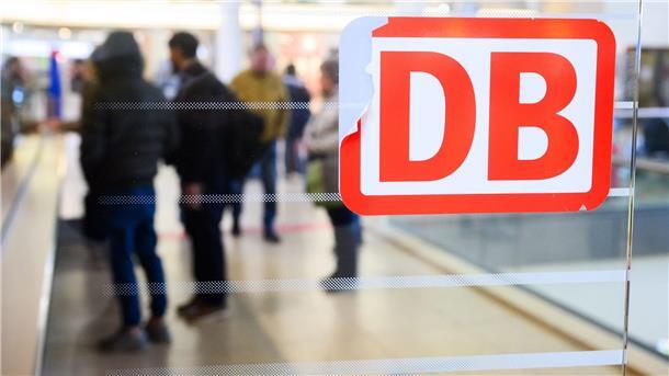 Streik bei der Deutschen Bahn füllt Züge privater Anbieter Ein beschädigtes DB-Logo klebt im Hauptbahnhof Hannover.