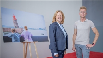 Verleihung des Bremer Fotopreises 2022 in der Bremischen Bürgerschaft. Im Bild: Bürgerschaftspräsidentin Antje Grotheer mit Preisträger Arnd Hartmann. 