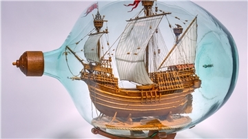 Ein besonderes Flaschenschiff aus dem Schifffahrtsmuseum Unterweser: Das Modell zeigt eine flämische Karacke. Mit diesem Schiffstyp startete Ferdinand Magellan 1519 seine Weltumsegelung. Jetzt wird das Modell an eine Ausstellung in Augsburg verliehen.