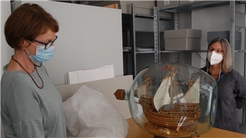 Ein besonderes Flaschenschiff aus der Werkstatt von Jonny Reinert, der als „König der Buddelschiffbauer“ galt: Das Modell zeigt eine flämische Karacke. Mit diesem Schiffstyp startete Ferdinand Magellan 1519 seine Weltumsegelung.