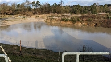 Ein Besuch auf der Naturtribüne offenbart den Blick auf die geplante Abstellfläche für Neuwagen. Auf 30.000 Quadratmetern möchte die WSG Bremen Fahrzeuge abstellen und für den Verkauf vorbereiten. 