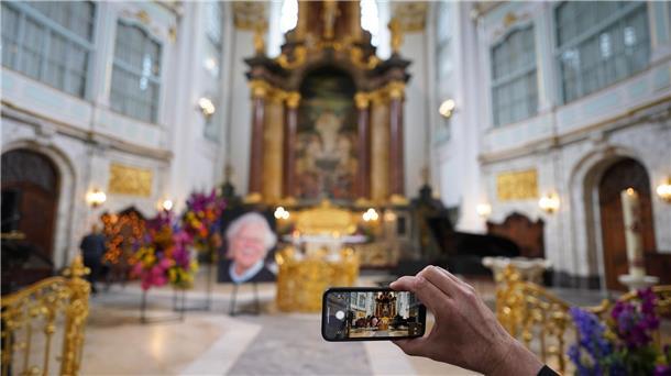 „Ein Original“ - Abschied von Moderator Carlo von Tiedemann Ein Besucher macht zu Beginn der Trauerfeier ein Foto mit einem Smartphone.