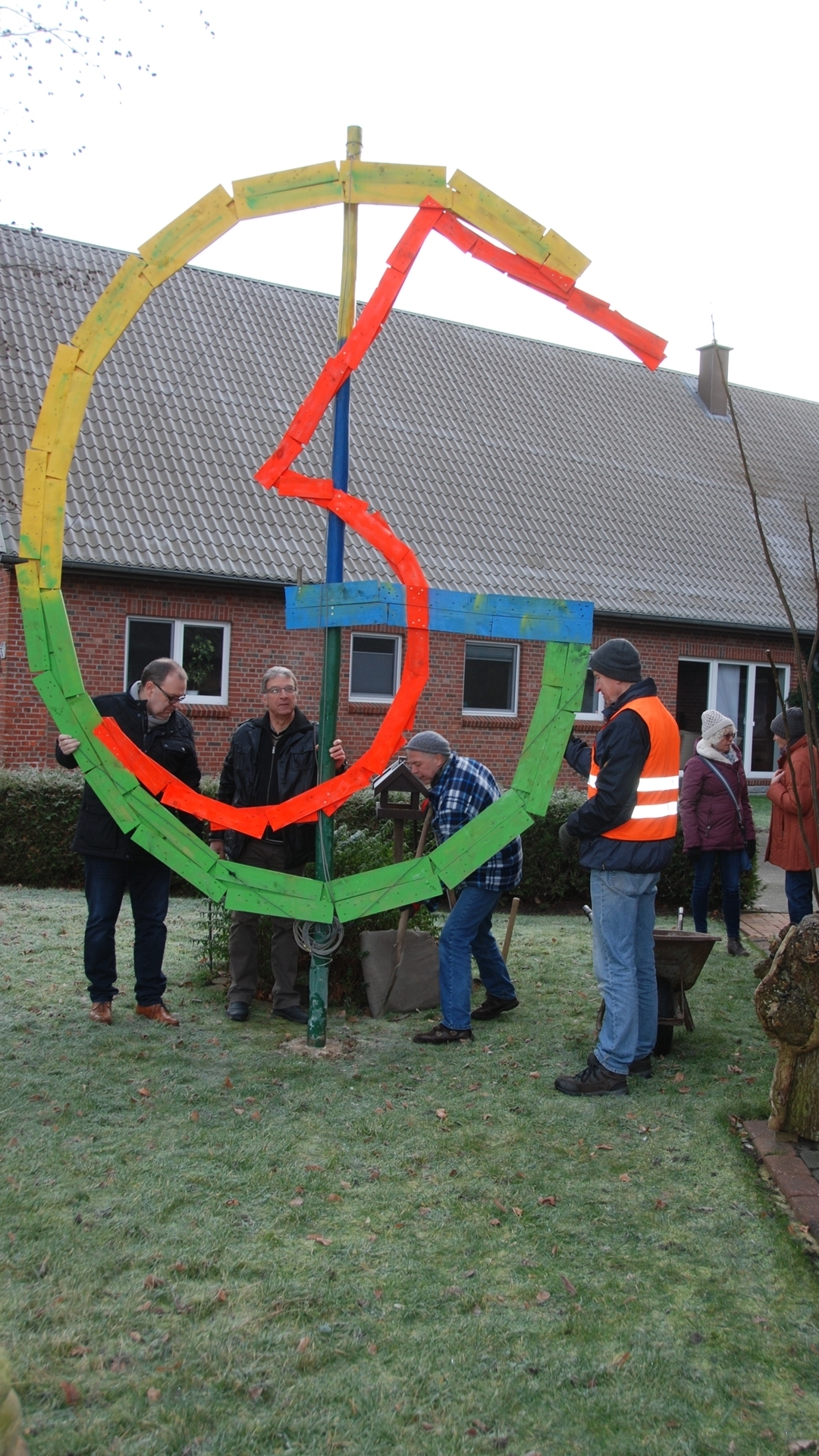 Ein Betonfundament sorgt für sicheren Stand des Geburtstagsgeschenks: Bernd Twachtmann schwingt die Schaufel, Bürgermeister Thorsten Krüger (von links), Horst Haesche und Reiner Sommer packen mit an.