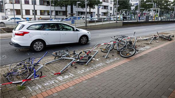 Ein betrunkener Autofahrer hat in Hannover 14 Fahrradständer überfahren.