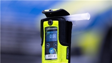 Ein betrunkener Autofahrer wurde bei Cuxhaven von der Polizei angehalten. (Symbolbild)