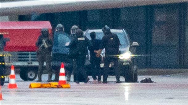 Hamburgs Flughafen-Chef kündigt neue Sicherheitsmaßnahmen an Ein bewaffneter Mann war am Samstagabend mit seinem Auto und seinem vierjährigen Kind auf das Vorfeld des Airports gerast.