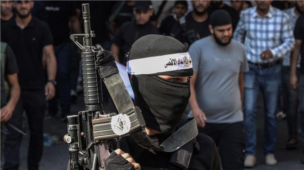 Ein bewaffneter Palästinenser im Westjordanland bei der Beerdigung von zwei palästinensischen Männern der Al-Aqsa-Märtyrer-Brigaden der Palästinenserorganisation Fatah.