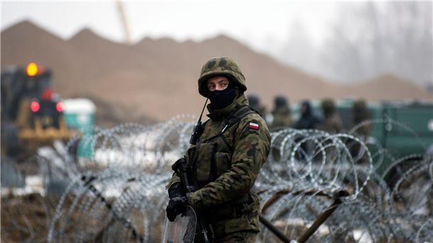 Polen verstärkt Truppen an Grenze zu Belarus Ein bewaffneter polnischer Grenzsoldat bewacht am 27.01.2022 die Grenze zu Belarus.