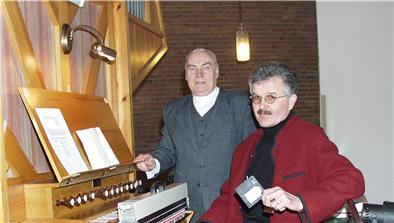 Ein Bild aus 60 Jahren Tätigkeit als Priester in der katholischen Kirche. Als erste Kirchengemeinde im Bistum Hildesheim kaufte sich die katholische Kirchengemeinde in Loxstedt im Jahr 2010 eine „Organola“, die von Pfarrer Talaska (links) und Kirchenmusiker Karlheinz Goertz (rechts) demonstriert wird.