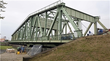 Grüne Brücke aus Eisen