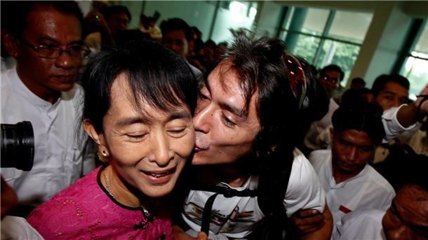 Sohn: Friedensnobelpreisträgerin Suu Kyi schwer krank Ein Bild aus besseren Tagen: Aung San Suu Kyi 2011 zusammen mit ihrem Sohn Kim Aris. (Archivbild)