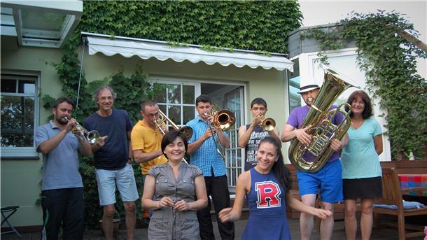 Ein Bild aus besseren Tagen: Die Musiker der Lemberger Gold Brass Band mit Irina Felko (vorne links) sowie ihren Gastgebern Stefan (2. von links) und Barbara Tönjes (rechts).