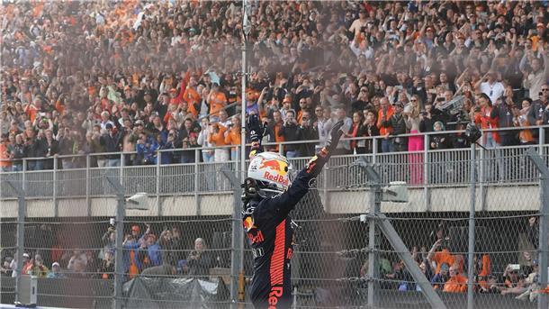 Ein Bild aus besseren Zeiten: 2023 gewann Max Verstappen zuletzt in Zandvoort und ließ sich feiern. (Archivbild)