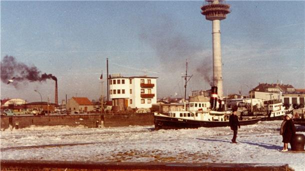 Ein Bild aus dem Jahr 1963. Auf der Weser und in der Einfahrt zur Geeste behindert Treibeis den Schiffsverkehr. Schlepper halten die Fahrrinne offen.