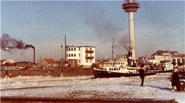 Ein Bild aus dem Jahr 1963. Auf der Weser und in der Einfahrt zur Geeste behindert Treibeis den Schiffsverkehr. Schlepper halten die Fahrrinne offen.