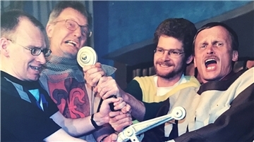 Ein Bild aus den Hochzeiten der „Müllfischer“: Die Ritter der Tafelrunde (von links) Hannes Daiminger junior, Stadtrat Prof. Wolfang Weiß, Musikus Jan Hoheisel (verstorben 2018) und Reinhard Rehwinkel im Jahr 2003.