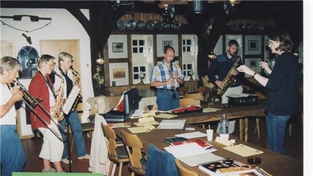 Ein prägnanter Sound live am Heeslinger Heimathaus Ein Bild aus der Anfangszeit der East-River-Bigband im September 2003.