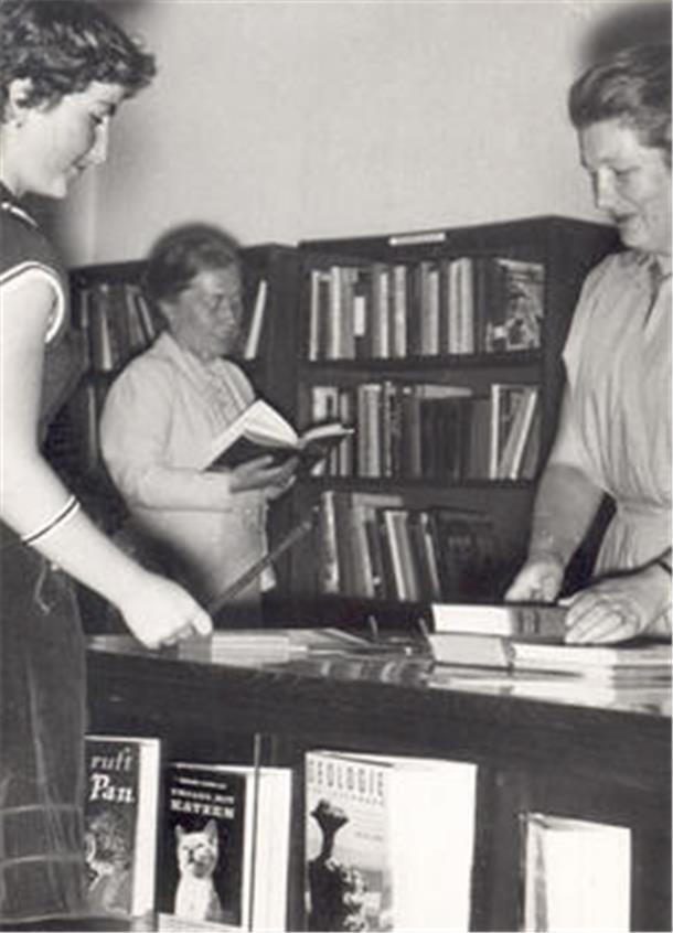 Lesespaß mit Comic-Heften, Tageszeitung und Büchern aus der Leihbücherei Ein Bild aus der Stadtbücherei im Jahr 1956.