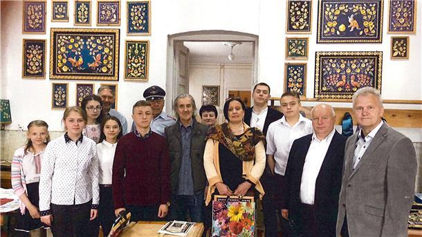 Ein Bild aus friedlichen Tagen: Im Jahr 2018 war eine Delegation aus Oberndorf mit Bürgermeister Detlef Horeis (rechts) an der Spitze in der Ukraine. Dort wurden sie von Owrutschs Bürgermeister Ivan Korut (zweiter von rechts) empfangen, auch um die Kunstwerke zu bestaunen, die von einheimischen Jugendlichen und Künstlern angefertigt worden sind.