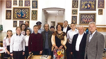 Ein Bild aus friedlichen Tagen: Im Jahr 2018 war eine Delegation aus Oberndorf mit Bürgermeister Detlef Horeis (rechts) an der Spitze in der Ukraine. Dort wurden sie von Owrutschs Bürgermeister Ivan Korut (zweiter von rechts) empfangen, auch um die Kunstwerke zu bestaunen, die von einheimischen Jugendlichen und Künstlern angefertigt worden sind.